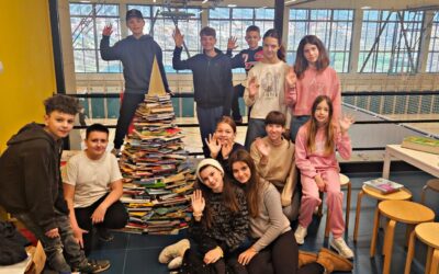 Učenici izradili božićni bor od knjiga