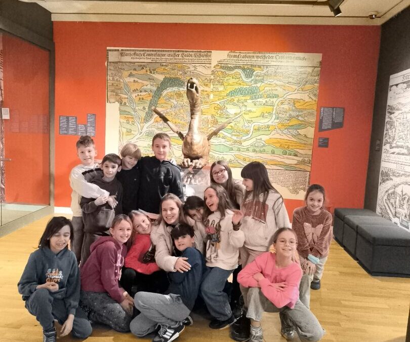 Mali kraljevi i kraljice iz 2. a: Putovanje kroz 1100 godina povijesti